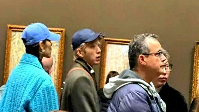 井柏然刘雯巴黎看展，小情侣搂腰甜蜜爆棚，两人同框尽显恩爱！