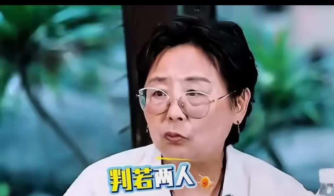 看得出黄圣依的妈妈邓传理有点生气、有点失望！

这也是人之常情，毕竟亲力亲为