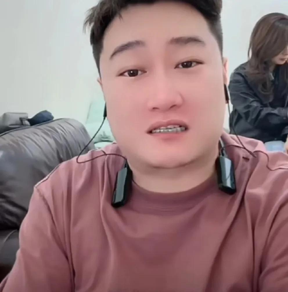 骡子说方丈刘二狗炒剧本是官方安排的，我也是其中一员，我演坏人。
        
