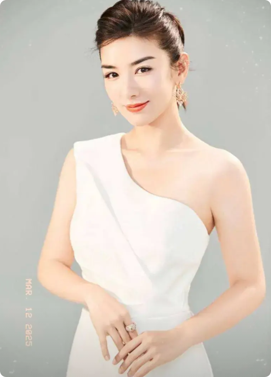 “上错花轿嫁对郎？我这辈子嫁的全是渣！”

黄奕自曝：离婚两次，被骂“淫猫”，如