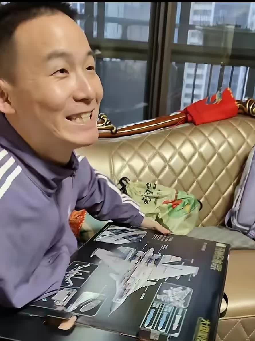 时隔 25 年打开飞机包装，谢浩男犯难，妹妹成 “救星”