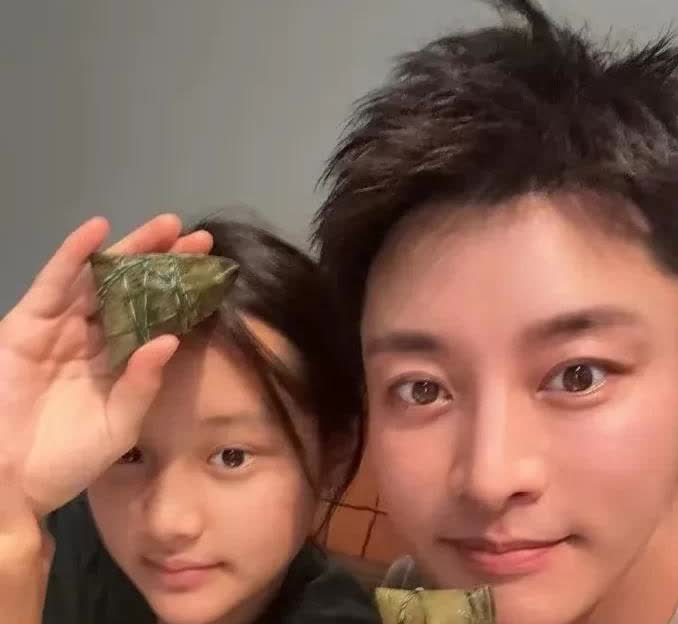 贾乃亮端午节花式炫女儿，要说贾乃亮心里没有前妻是不可能的。
都说男人爱妻子，才
