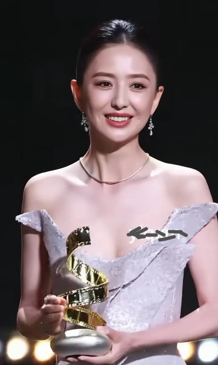 佟丽娅丑死了，皮肤又黑，这都是美颜，实际很丑。
这是我看过一个网友的评论，我猜这