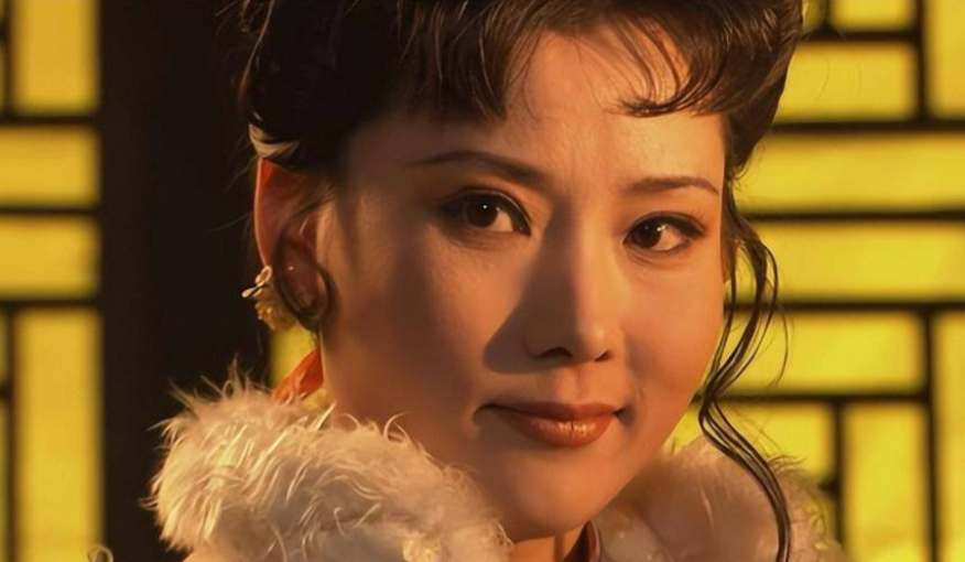 2000年 ，《大宅门》拍摄现场 ，何赛飞突然走到陈宝国面前 ，冷不丁地就扬手给