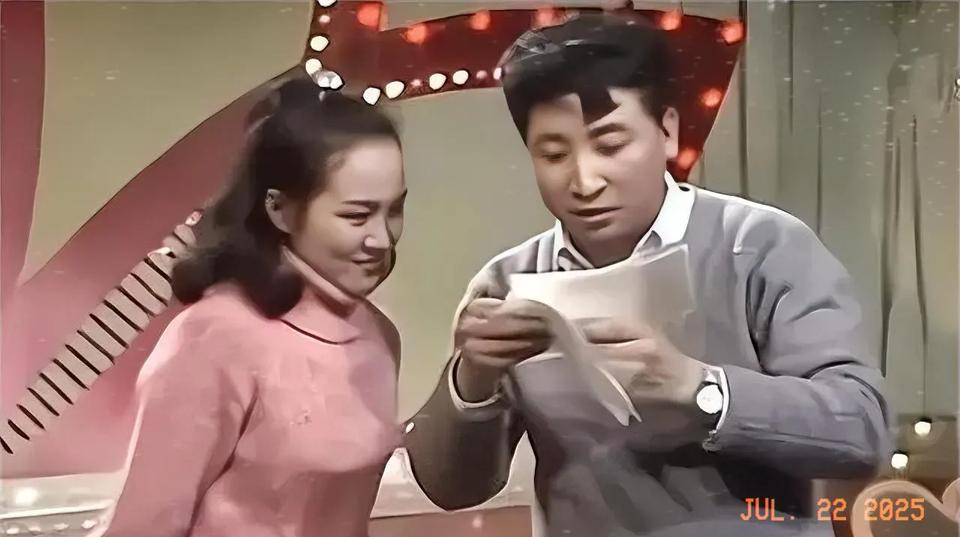 1983年
首届春晚的美好回忆，当时姜昆31岁，郑绪岚25岁。
岁月无情，记忆永