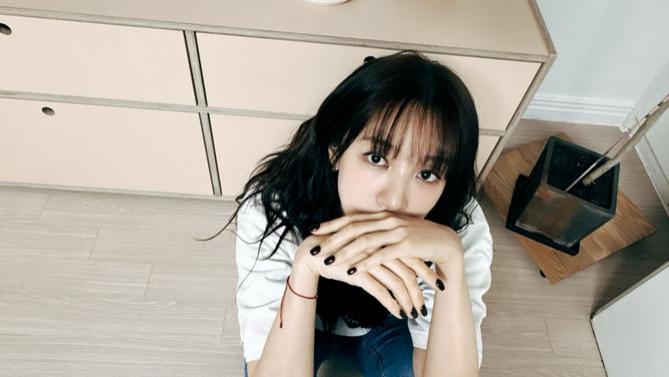 尹恩惠晒新照：白T恤牛仔裤很清爽，黑美甲长卷发显俏皮