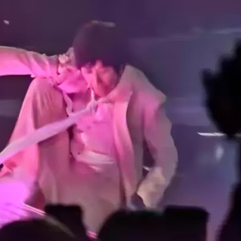 演唱会尾场突发意外！阿信一脚踩空，直接从舞台摔了下去！看着都疼啊！