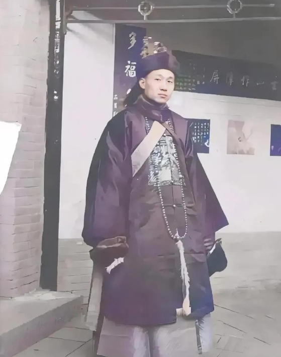 1910年，年轻的孔祥熙身着清廷官服的老照片，这不是因为他在朝中做官了，而是因为