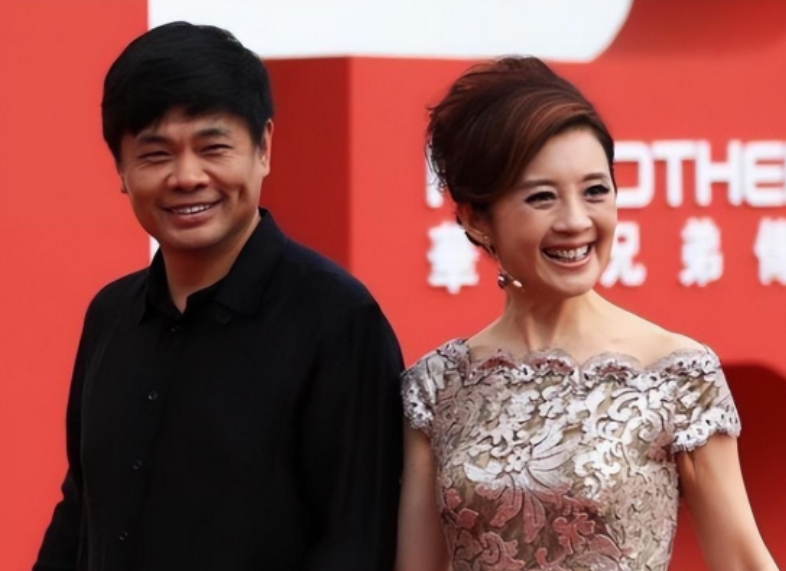 2004年，亿万富翁丁健对妻子说：“给你一个亿，离婚吧，我爱上别人了”，可妻子抱