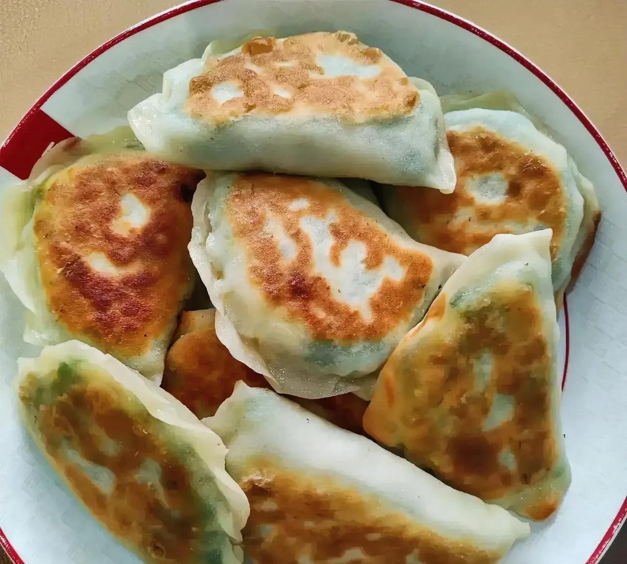 一提韭菜盒子，我们自然而然就觉得，应该是韭菜鸡蛋馅的。
不过我记得，在芝罘区幸福