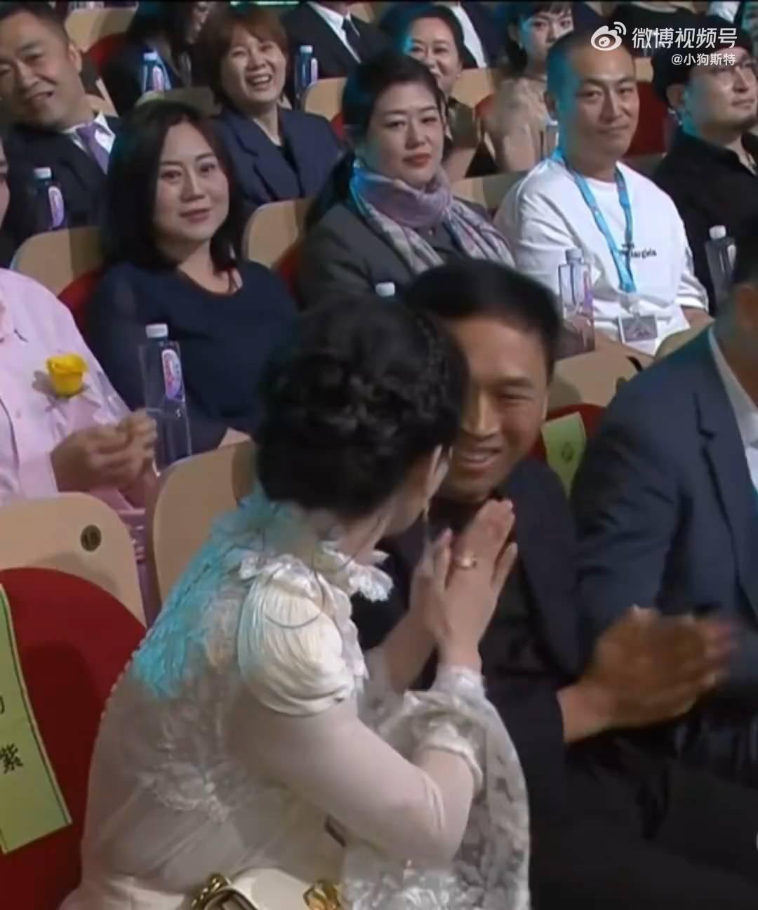芳华祝贺获奖者，请获奖者上台领奖，评委会的评语是：