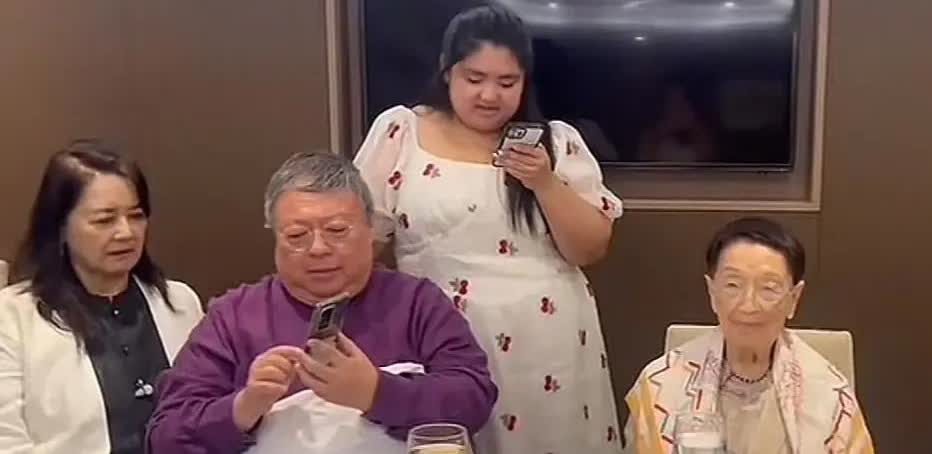 胡慧中为101岁婆婆庆生！老公沧桑似老太，独女180斤胖被嘲没人要

路人甲