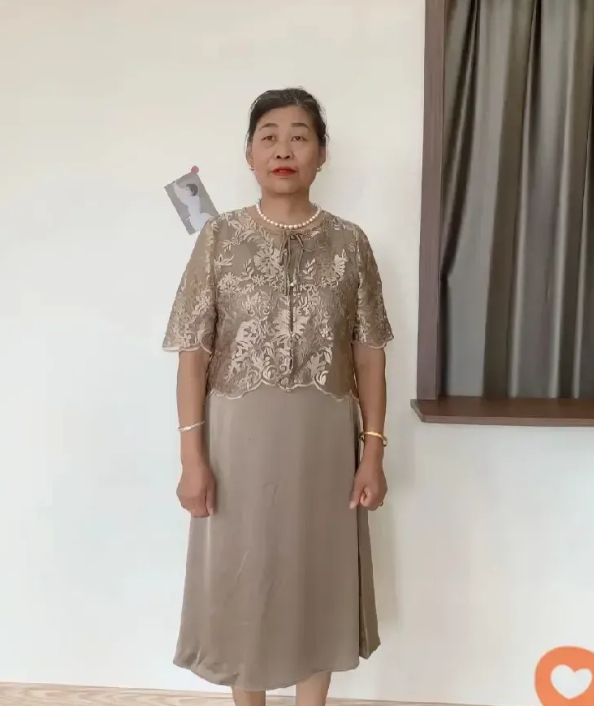 我也是服了我婆婆，这穿搭也是没谁了
昨儿我婆婆六十二岁的老胳膊老腿，自己跑商场去