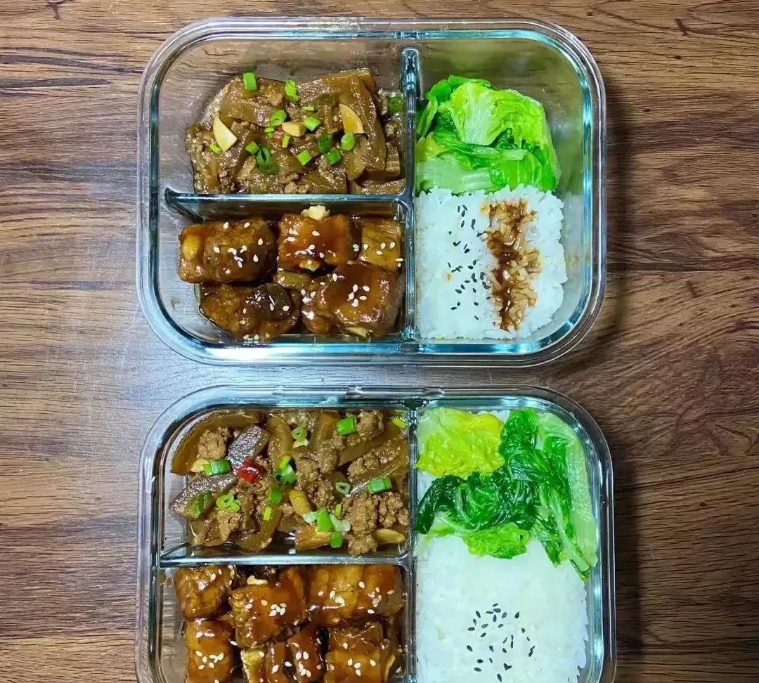我姐真的太会赚钱了！
她们公司不管饭，她每天给同事带便当，一份收18块，一次可以