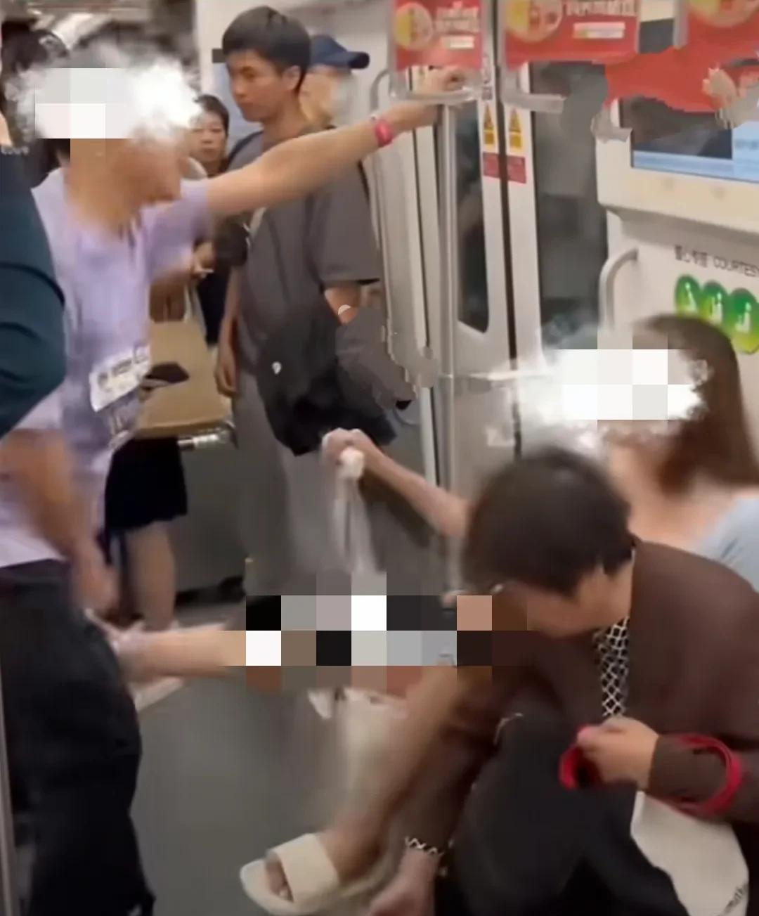 上海地铁上一男子和女子发生激烈争吵，女子用脚猛踹男子裆部，而且接连不断踹了三次，