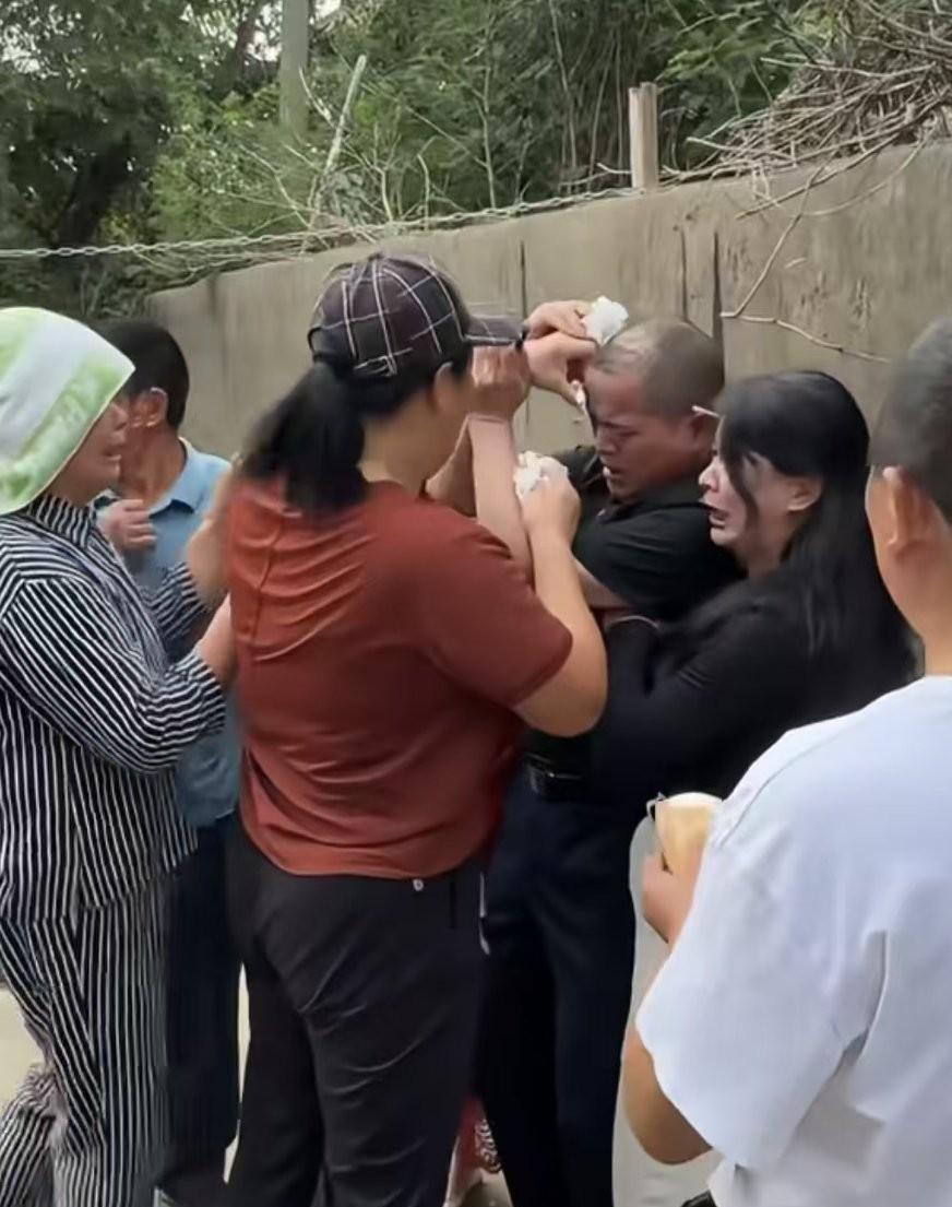 大喜日子老丈人被炮仗崩到头了，这喜酒可怎么喝？
芜湖某地一户人家嫁女，新娘子跟喜