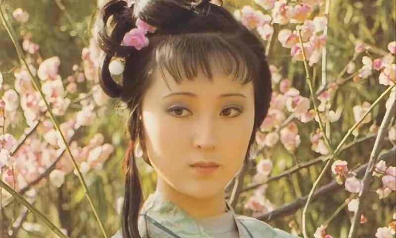 2007年陈晓旭完成心愿后离世，弥留之际反复哭喊“妈妈”。年仅42岁的陈晓旭，就