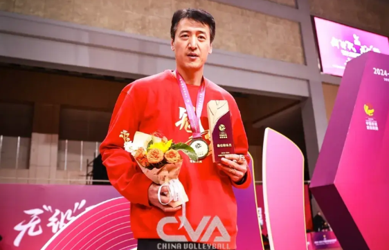 为什么说施海荣是个好教练！
施海荣真是江苏女排之福，前一段时间，江苏女排输球，被