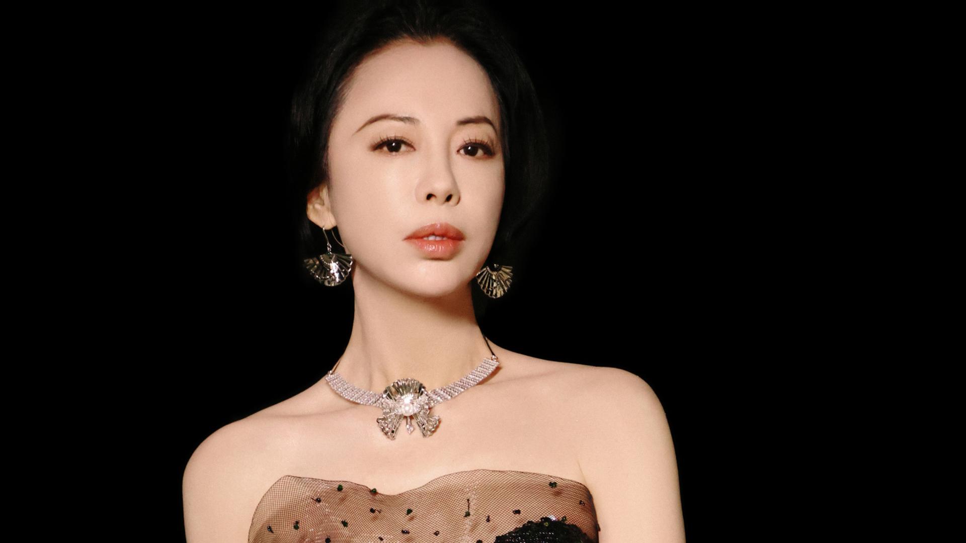 黄绮珊绵阳雨中开唱，湿透羽绒服乱蹦，敬业与健康咋选