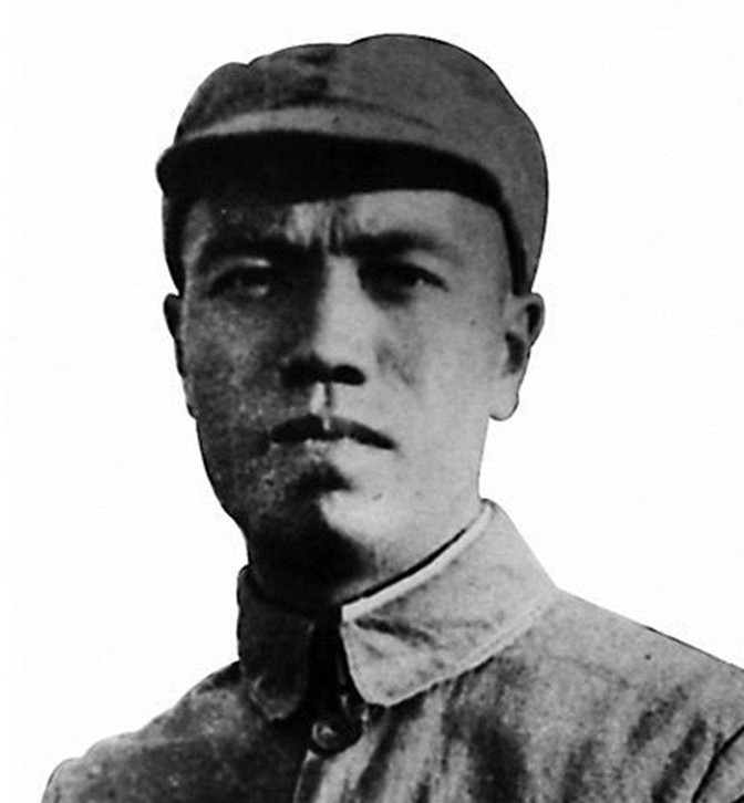 1942年，侦察股长凌少农，私下向日本人购买布料，对方说：“你看起来像军人？”凌