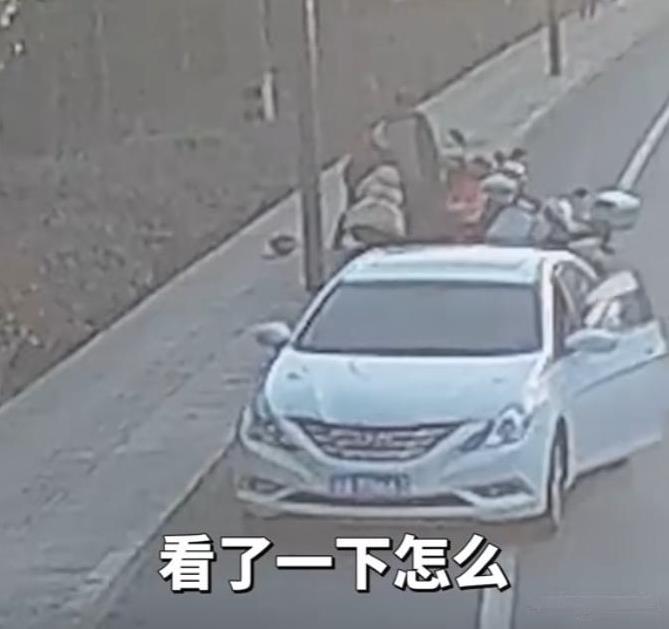 “帮别人就是帮自己！”杭州一名女子突然脑溢血倒地，路过的男子好心帮忙！然而，当他