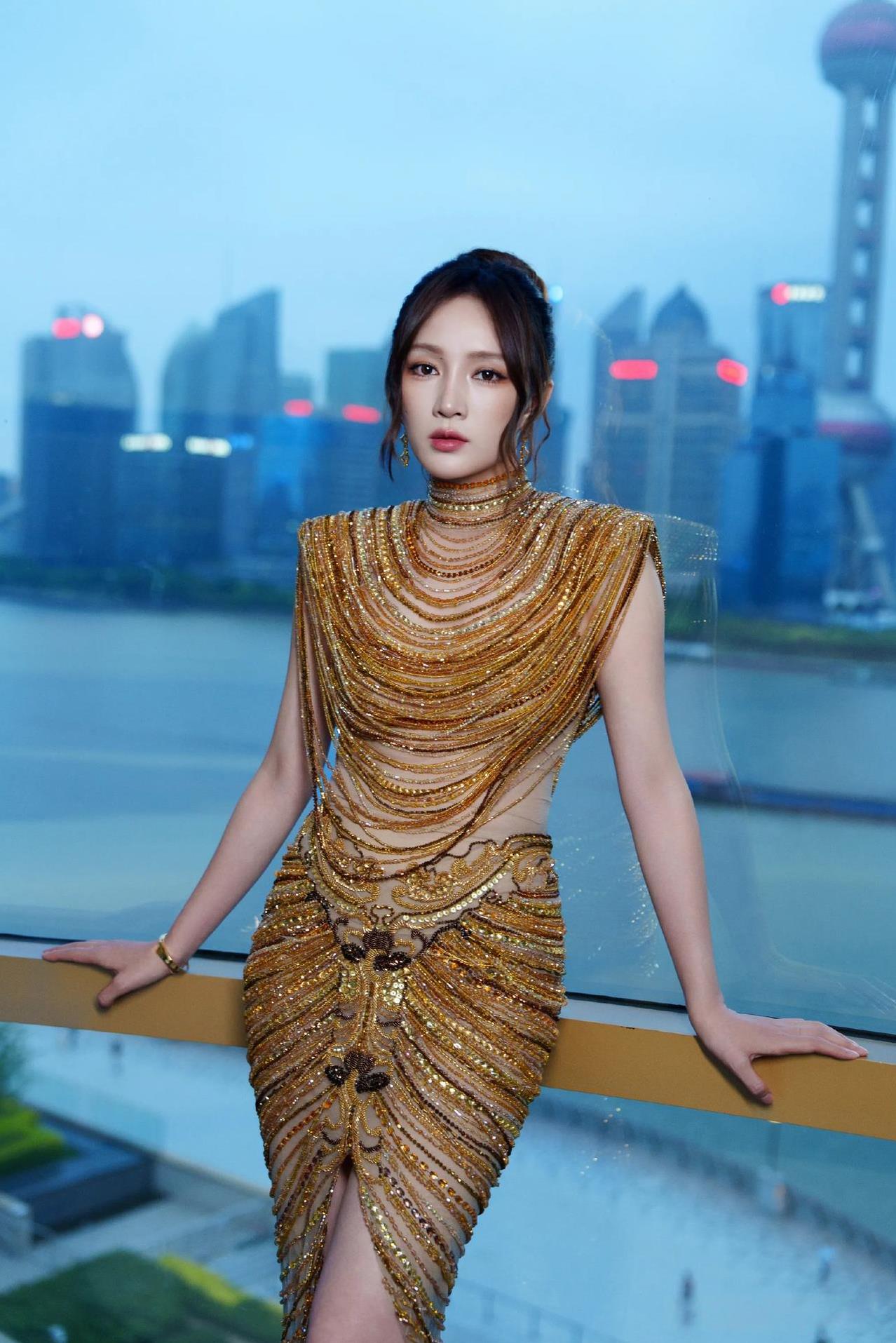 孟佳费加罗之夜，金色礼服尽显性感华丽，魅力四射
