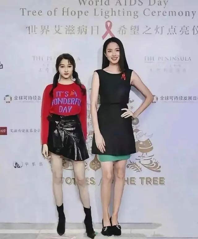 关晓彤竟然处于下风？
在颜值方面：关晓彤落了下风。
在身材方面：关晓彤处于劣势。