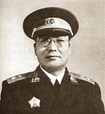 1930年，蒋介石坐专列去前线视察，却被西北军包围，危急时刻，一个团长率部赶来救