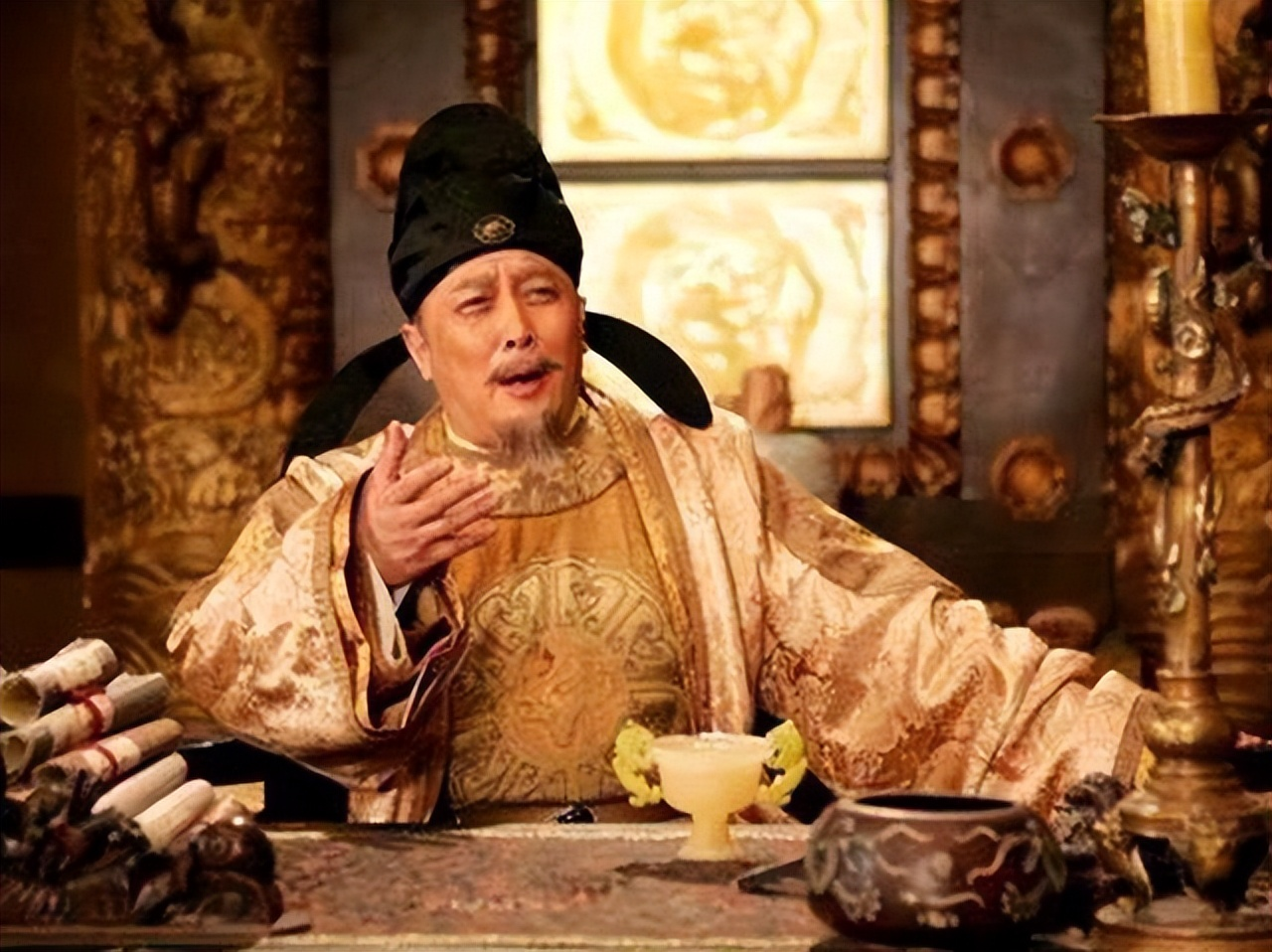 唐朝中期，宦官鱼朝恩在朝堂上对代宗说：“希望陛下能赐我儿一个官职。”唐代宗还没表