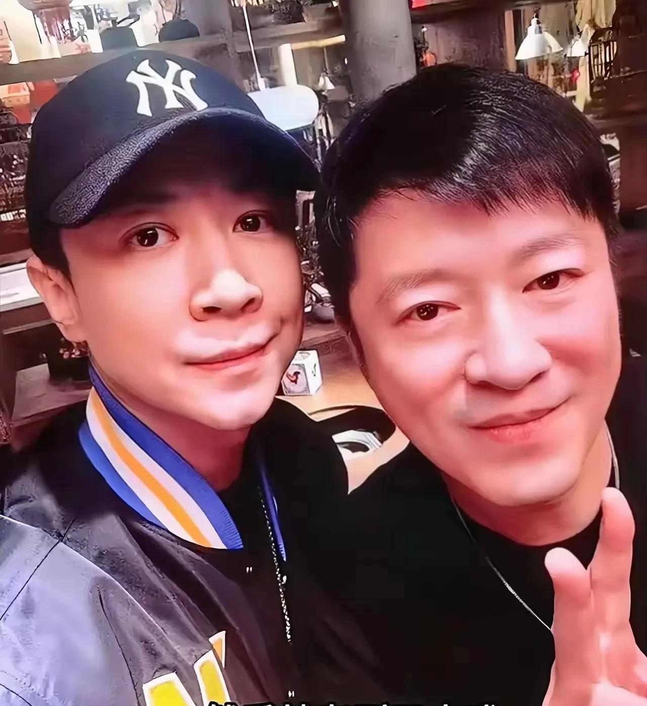 张维伊家原来最厉害的是他表哥，不仅自己当了演员，还把张维伊带进了影视圈。
张维伊