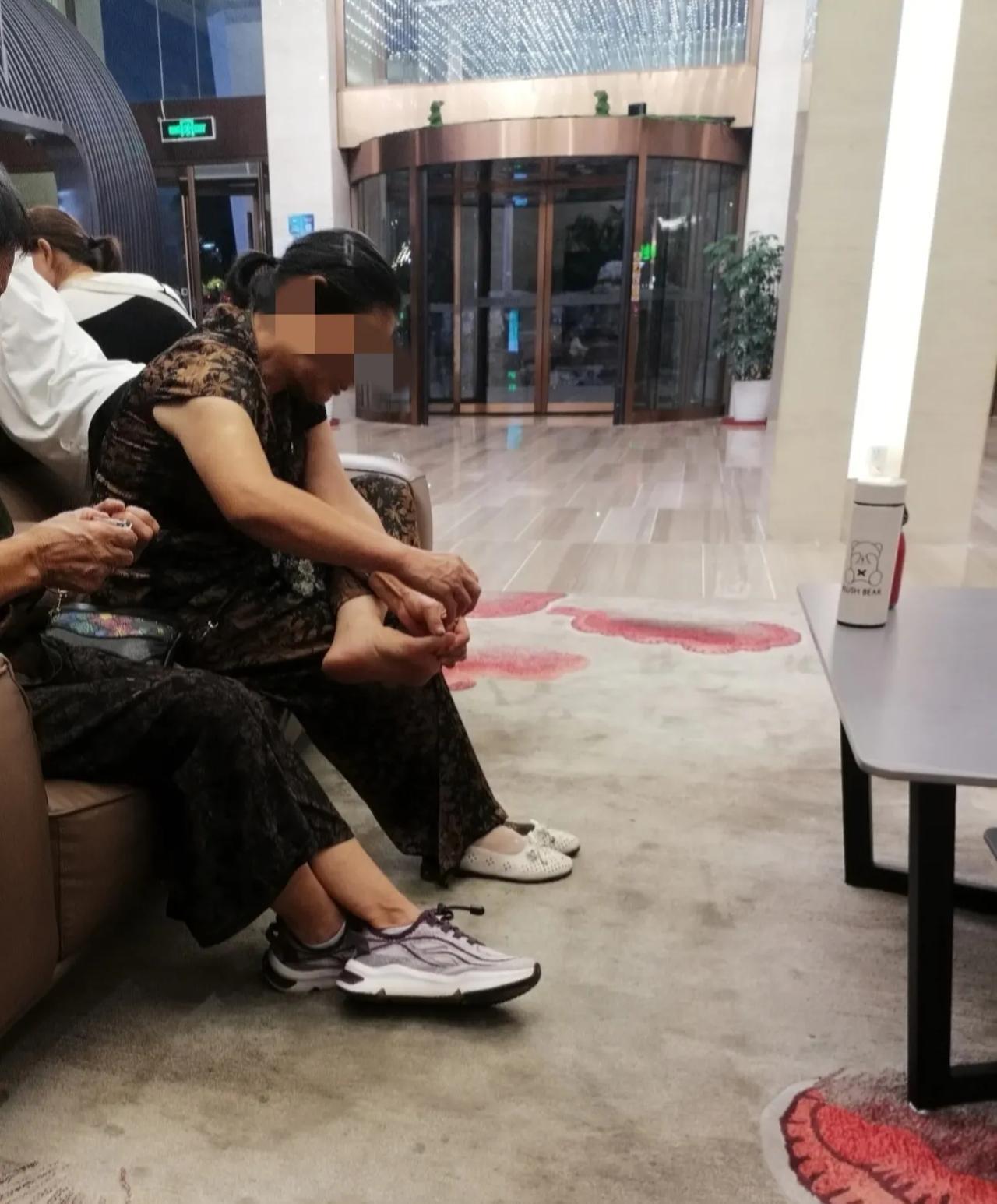 有位女士太不注意影响了，在酒店的大堂坐下之后就脱鞋脱袜子，你脱这些也就算了，她竟