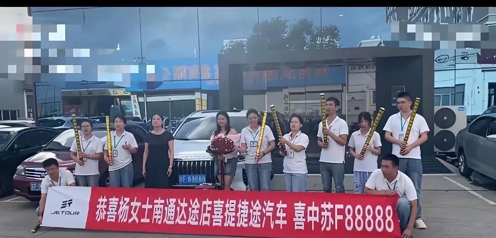 女子车管所摇号摇到5个8，有人当场开价110万，我认为这不是真的，因为这个车牌不