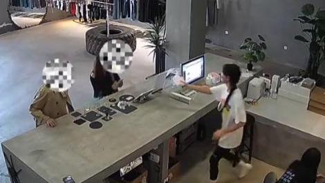 女子生理期弄脏多件新衣后续，报警后拒不赔款，商家回应：已销毁
