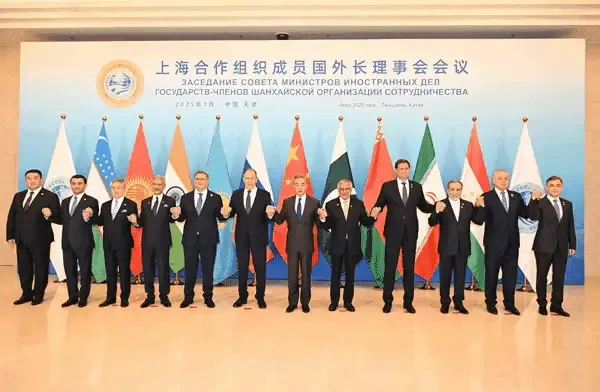 在最近的上合组织合影中，中国的王部长依旧稳稳占据了C位，这无疑显示出中国在上合组