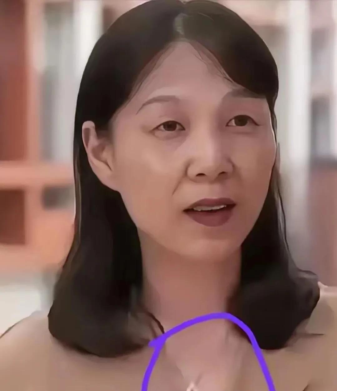 杜建英戴的那串红珊瑚项链，可是国家二级保护动物做的，买卖佩戴都是犯法的，她还戴着
