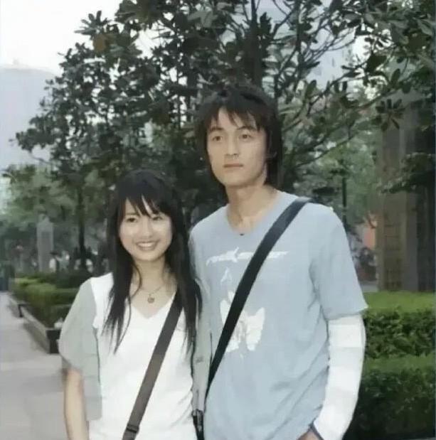 胡歌年轻时候脸是标准的国字脸，在男明星里面算普通的一个，不过他挺阳光的，看起来好