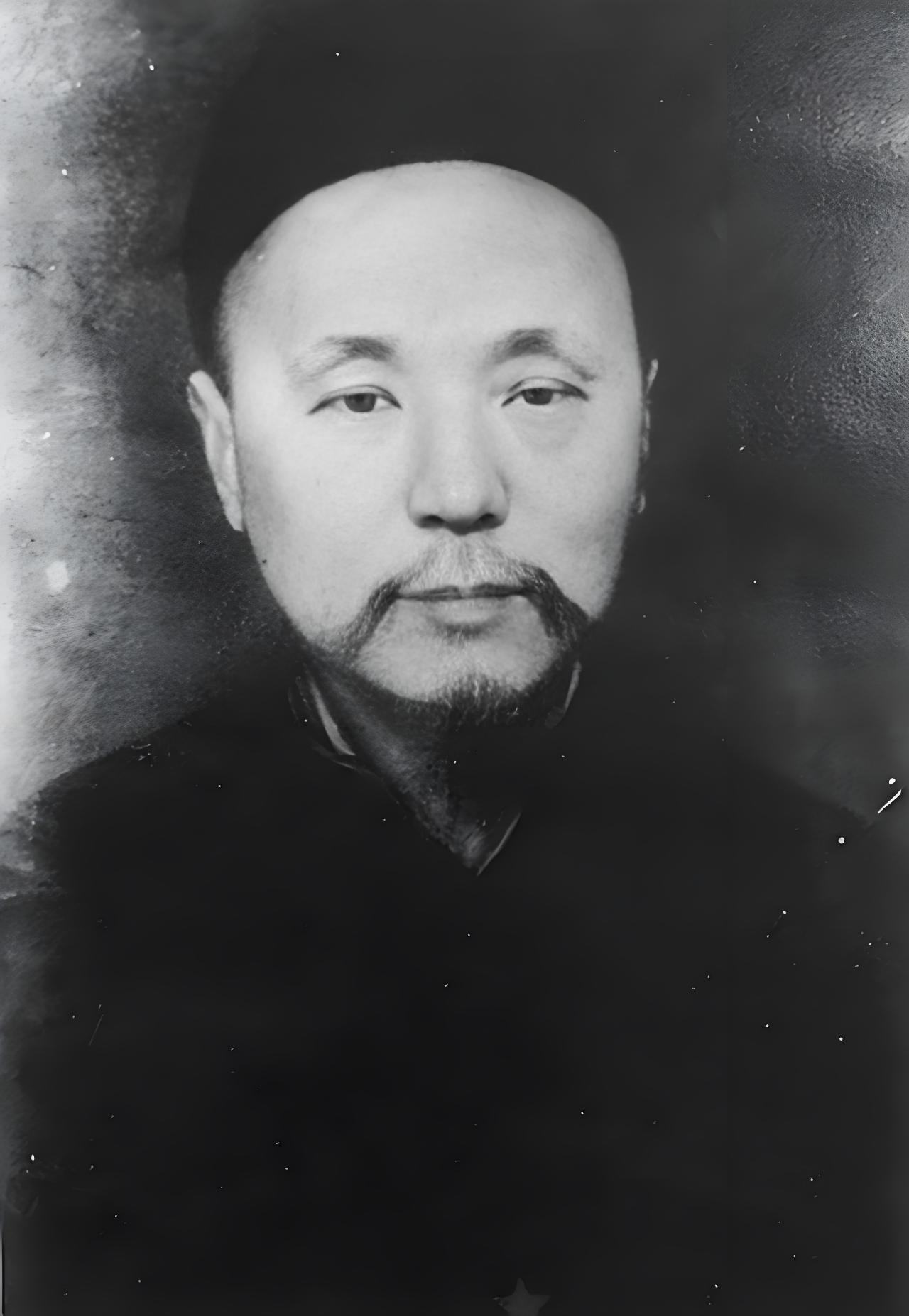 照片上慈眉善目的这个男人是琼瑶的祖父陈墨西，他是孙中山身边的红人，又是国民党元老