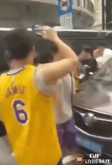 北京时间9月4日下午，NBA球星詹姆斯在上海外滩进行了中国行商业活动，大批忠实球