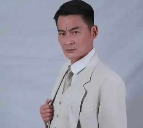 天呐，眼前这人还不到60岁，可模样看着却像60多岁的老男人！岁月仿佛在他身上狠狠