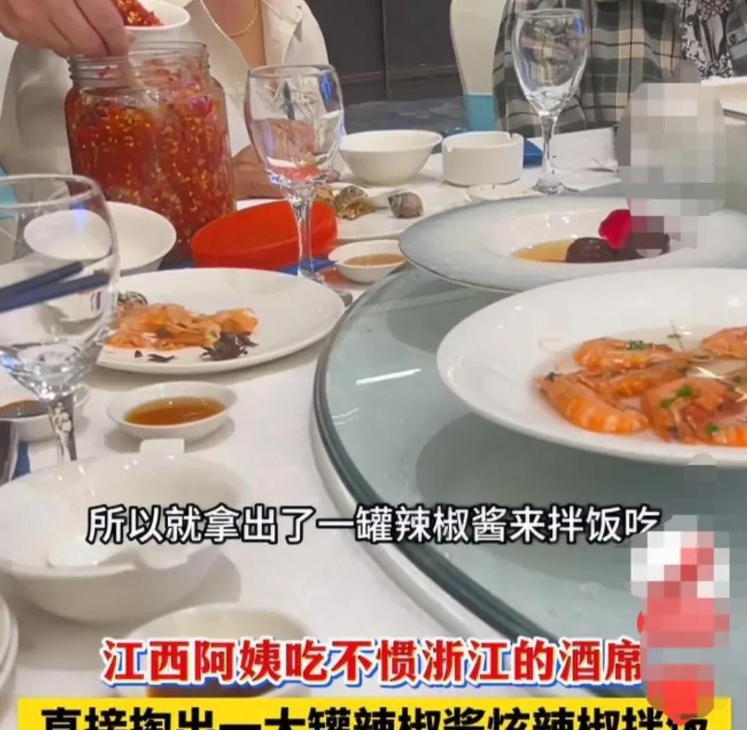 江西上饶，两位阿姨去浙江宁波，随礼吃酒席。她们担心自己吃不惯，宁波的海鲜和宁波菜