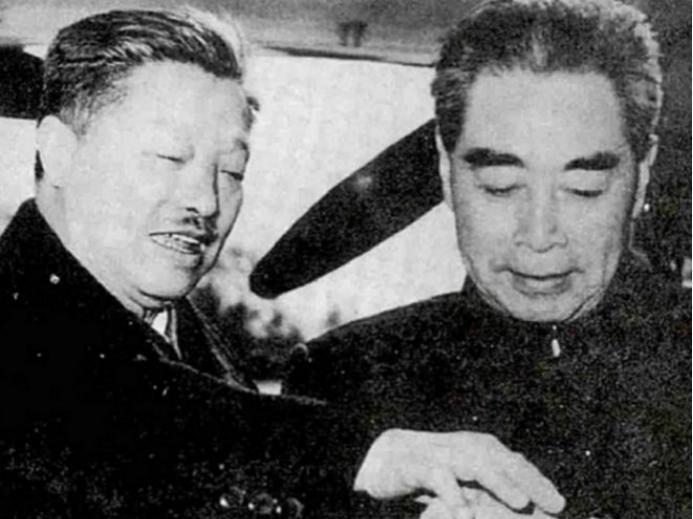 1994年，周总理曾经的秘书赵炜在整理总理遗物时，意外发现了一件有关贺龙的东西，