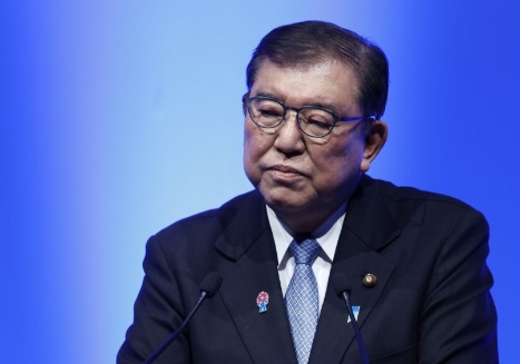【石破茂拒绝卸任日本首相，中国送出2句话】

石破茂依然拒绝卸任日本首相，他能保