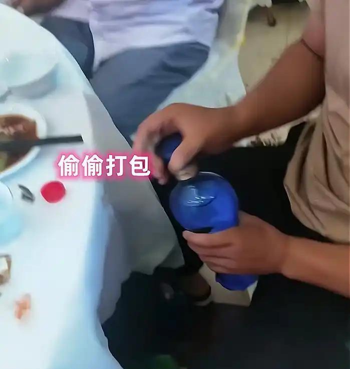 “太不要脸了！”2023年，河北一男子去喝喜酒，随礼了200元，在桌上喝了2瓶海