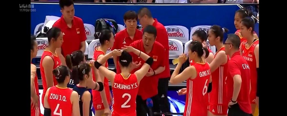 中国女排对阵日本女排的第三局真是让人捏把汗，日本队突然状态回勇，比分一直压着咱们