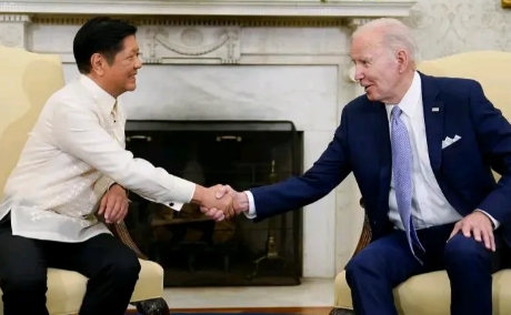 解放军黄岩岛实弹亮剑，从美国回来的马科斯，态度异常坚决。小马科斯一面向中国求援，