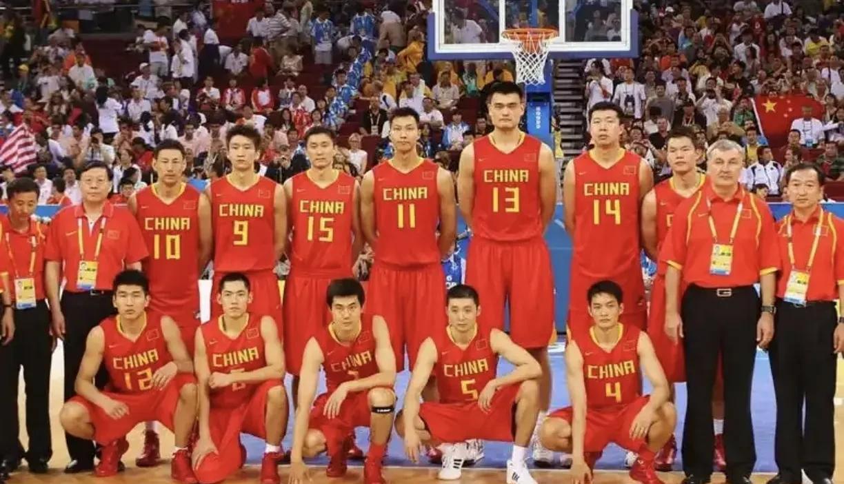中国男篮历史最佳第一阵容和第二阵容
1 第一阵容
中锋：姚明
大前锋：易建联
理