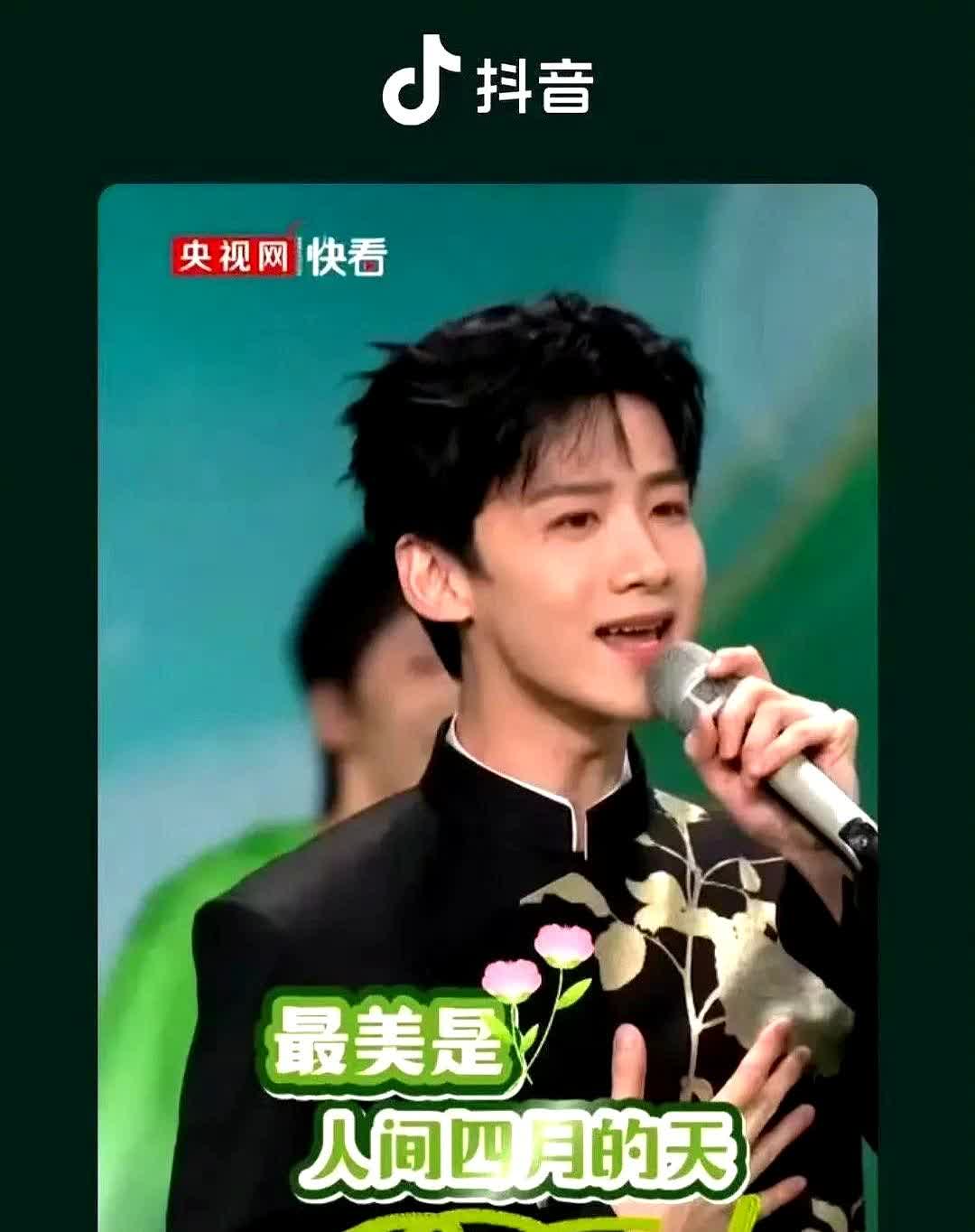 白敬亭又被央视“翻牌”了！
谁能想到去年春晚上的“抢C位”风波竟在一年后迎来惊