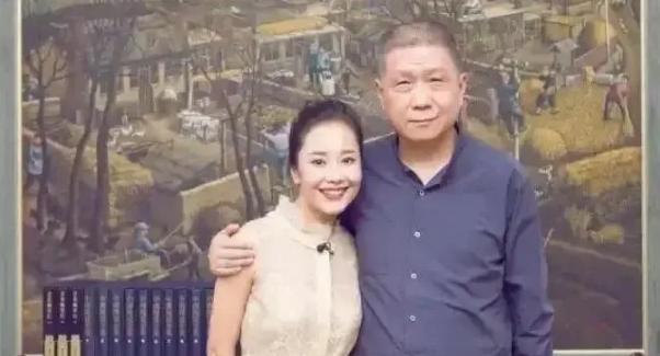 2004年，马未都请人修复一把黄花梨椅子，结账时，师傅比了一个手指头，马未都就给