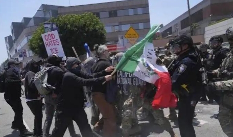 纽森终于反了，号召全美国人民共同讨贼，主持人已称纽森为“总统”。

当地时间6月
