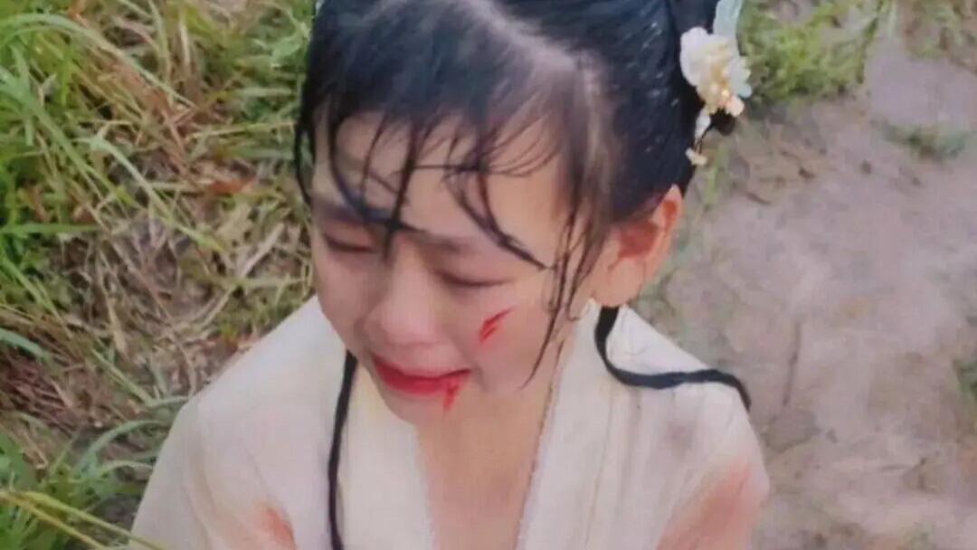婴儿被迫淋雨，11岁出演替嫁新娘，谁把孩子往火坑里推？